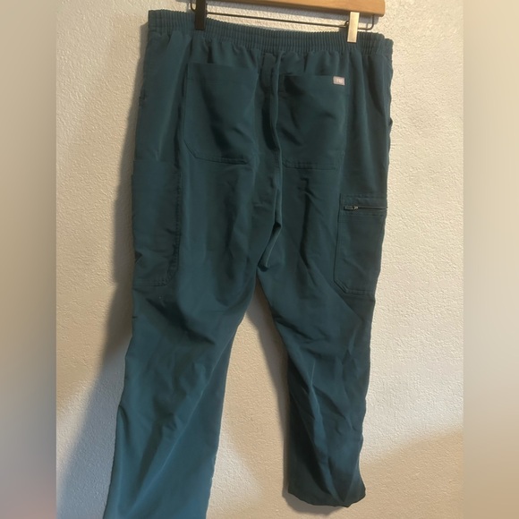 Figs two piece scrub set - Picture 8 of 12